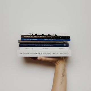 Фото стопки книг